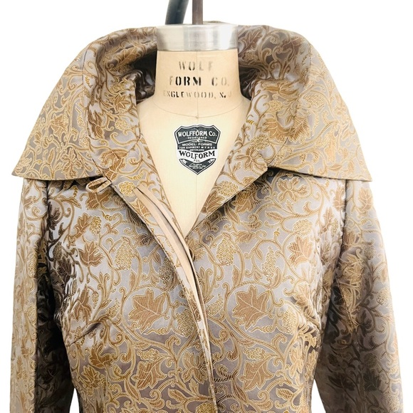 🛑SOLD VINTAGE Satin Brocade Coat in Gold Size S - Picture 4 of 7